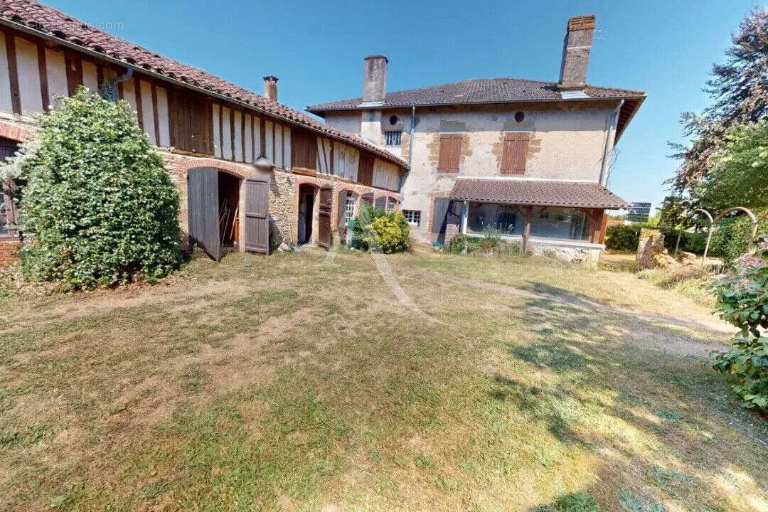 Maison de caractère à rénover. Centre-bourg 330,31 m² habitables sur 17 958 m² de terrain - photo 2