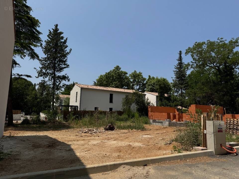 Terrain à VALERGUES