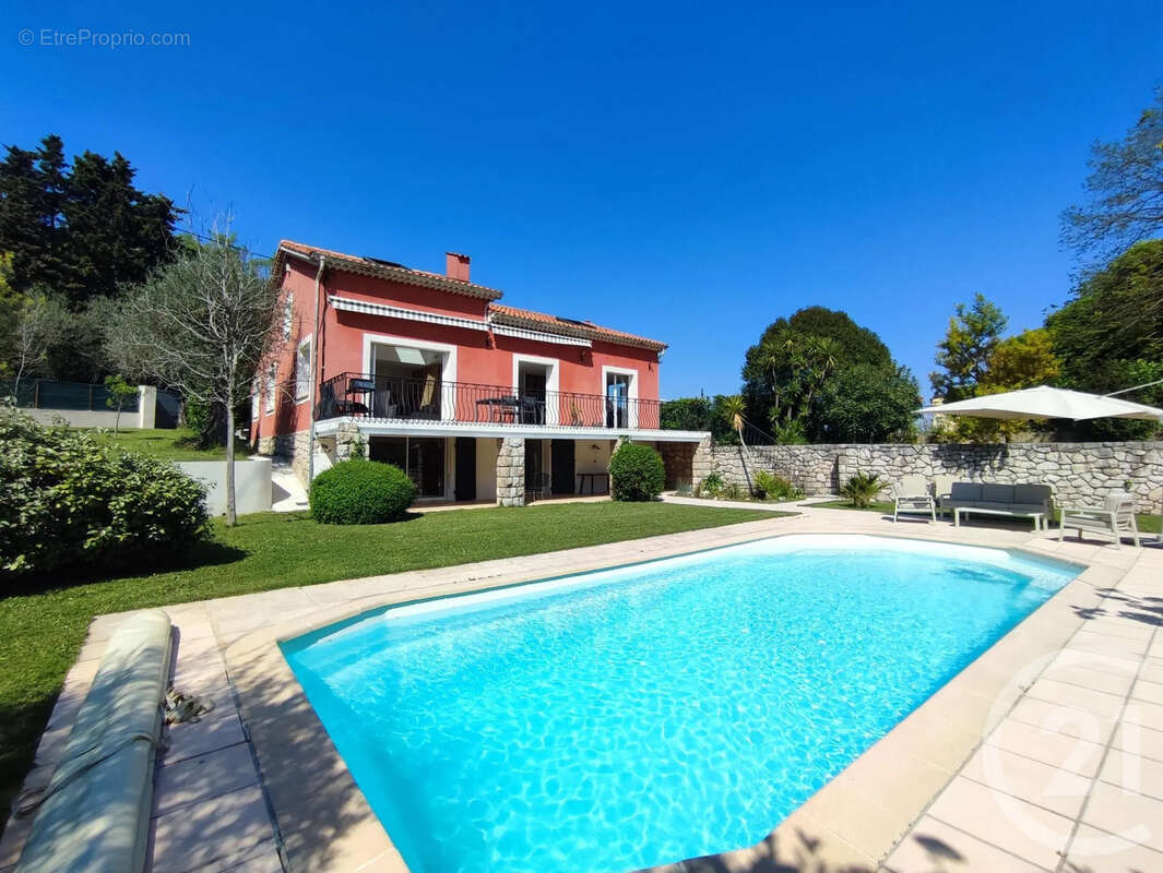 Maison à CHATEAUNEUF-GRASSE