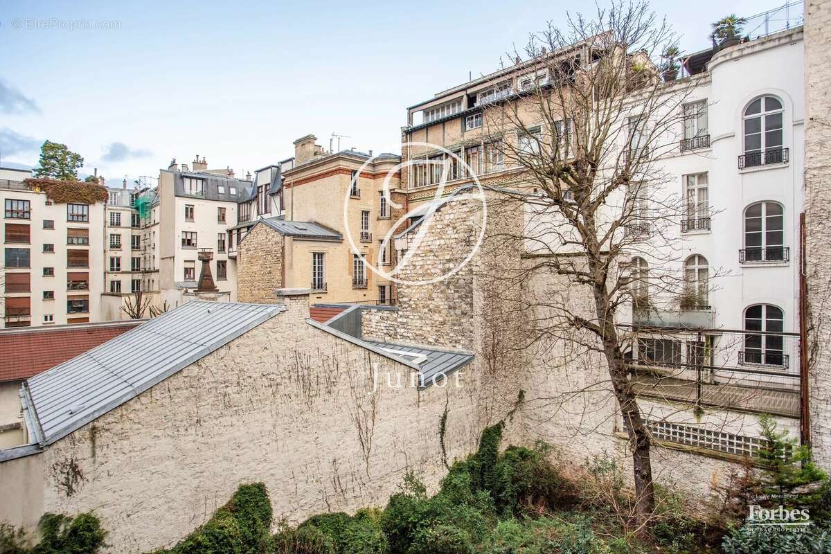 Appartement à PARIS-16E