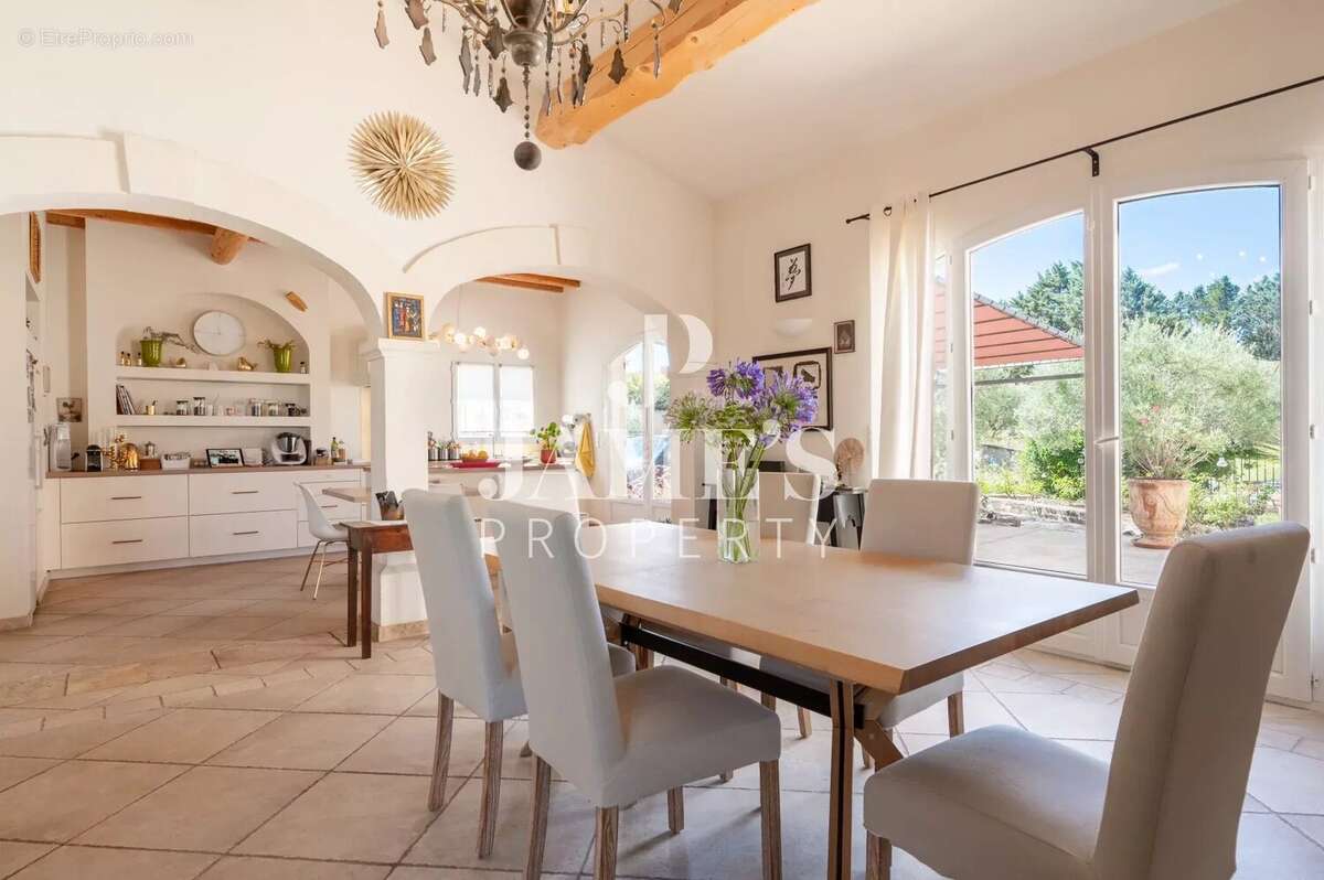 Maison à FONTVIEILLE