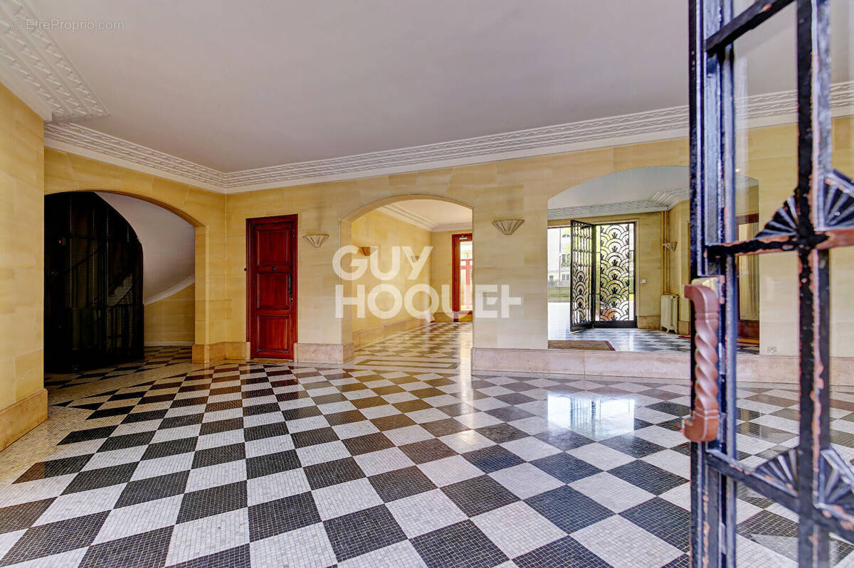 Appartement à PARIS-16E