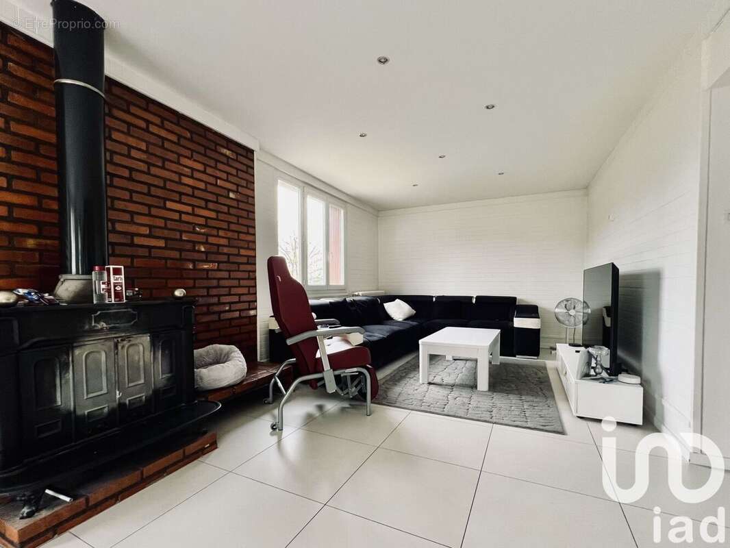 Photo 4 - Maison à LE CHAMBON-FEUGEROLLES