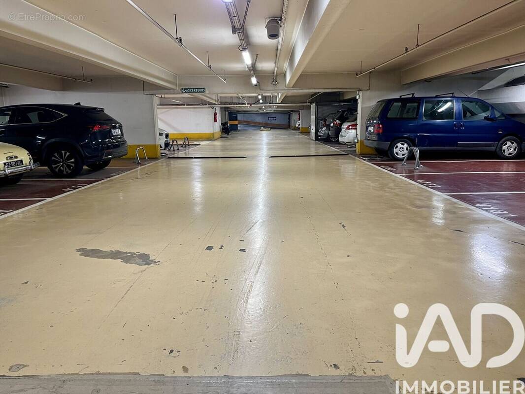 Photo 1 - Parking à PARIS-13E