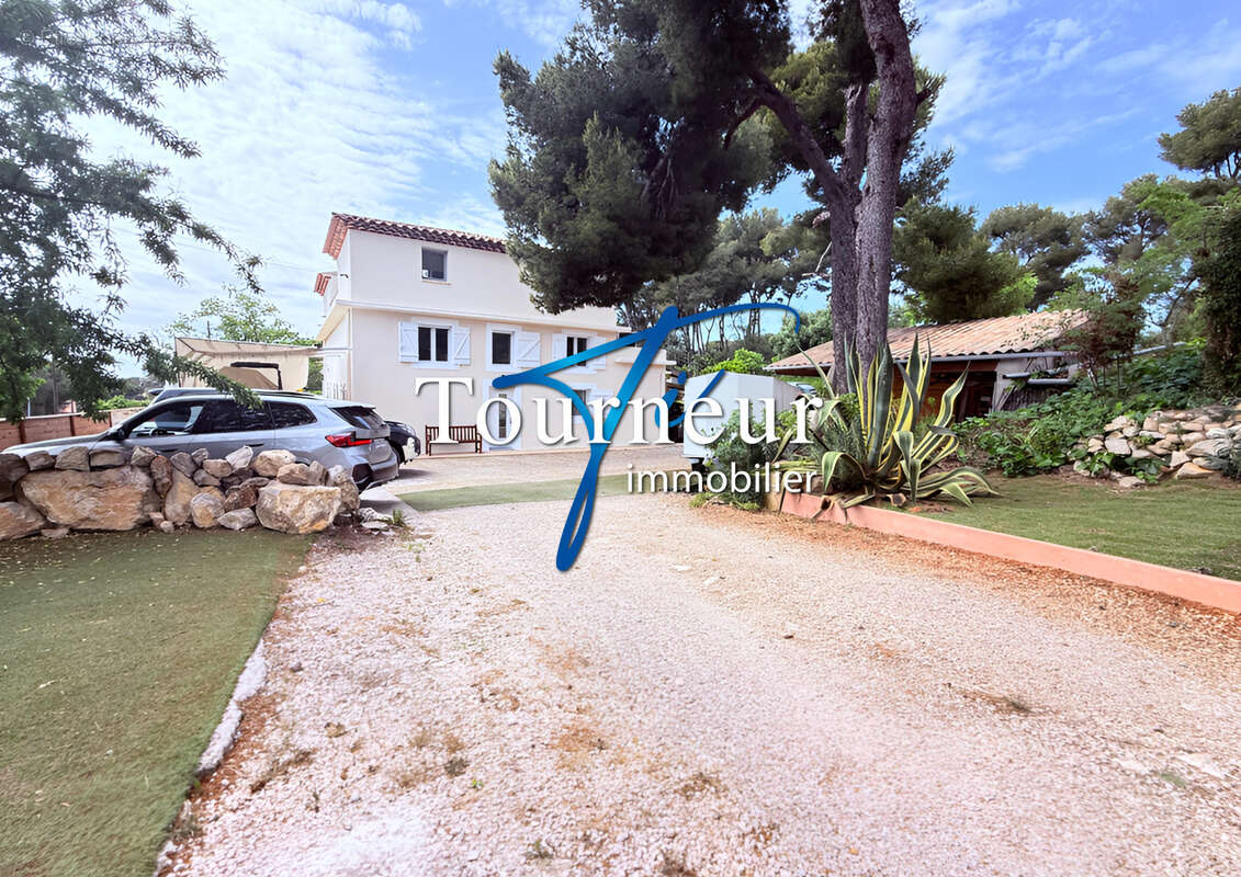Sanary sur mer beaucours a 800m des plages villa standing de 232m2 hab. sur 1478m2 avec piscine - photo 10