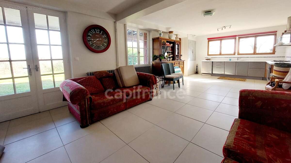 Maison familiale de 244m² à Belvès, 8 pièces, 5 chambres, avec vue dégagée et appartement spacieux indépendant, terrain de 3088m - photo 17