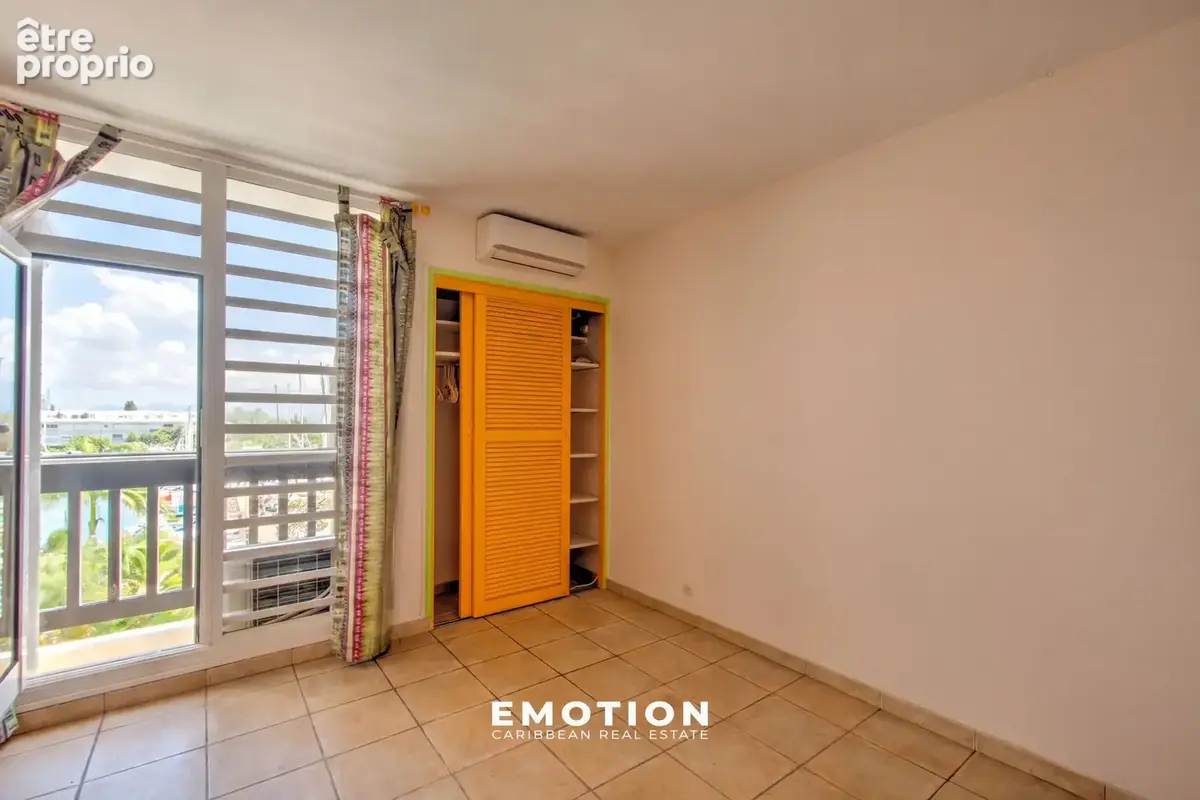 Appartement T2   53,48 m2, vue marina et mer + grand box fermé de 15 m2 + une cave de 4,5 m2 - Marina du Gosie - photo 7