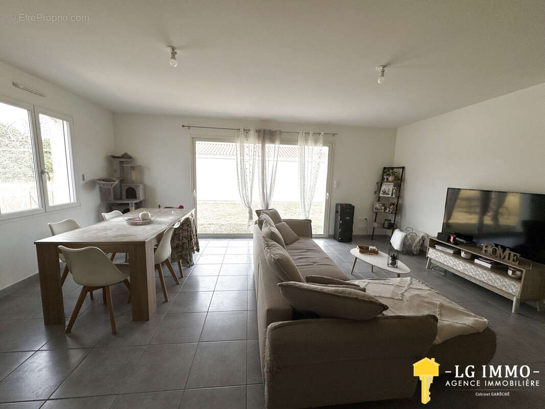 Maison récente de plain-pied au milieu de son jardin avec garage - photo 5