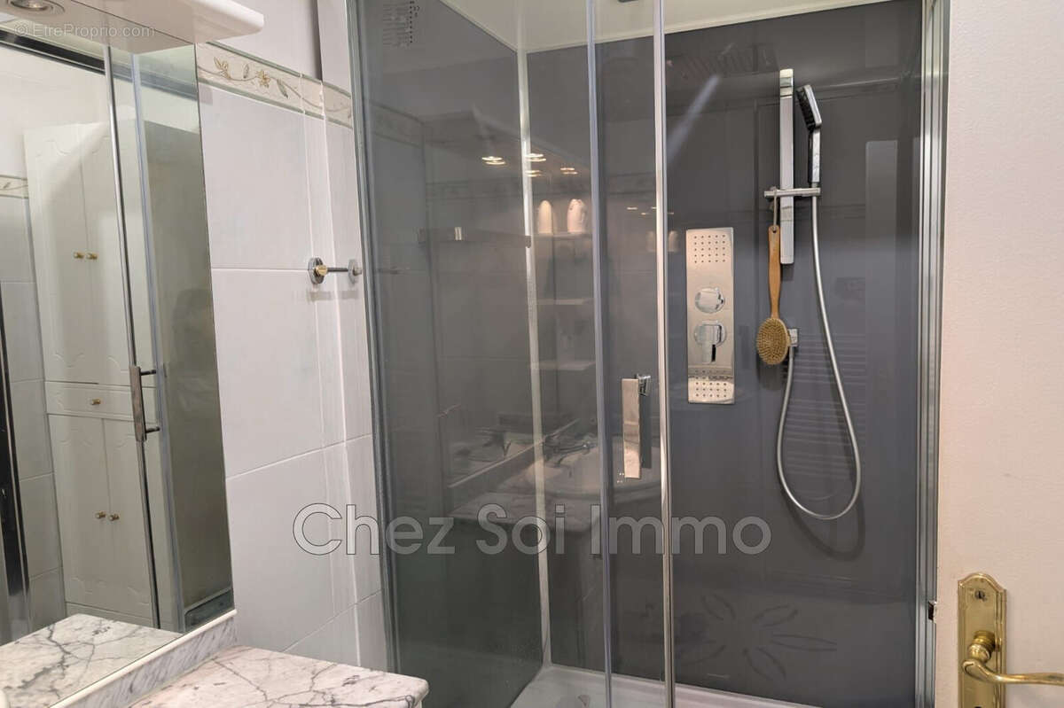 Appartement à SAINT-LAURENT-DU-VAR