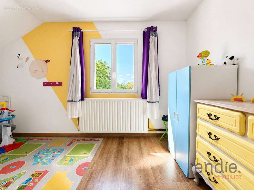 Spacieuse maison familiale de 226 m² avec sept chambres et piscine - photo 8