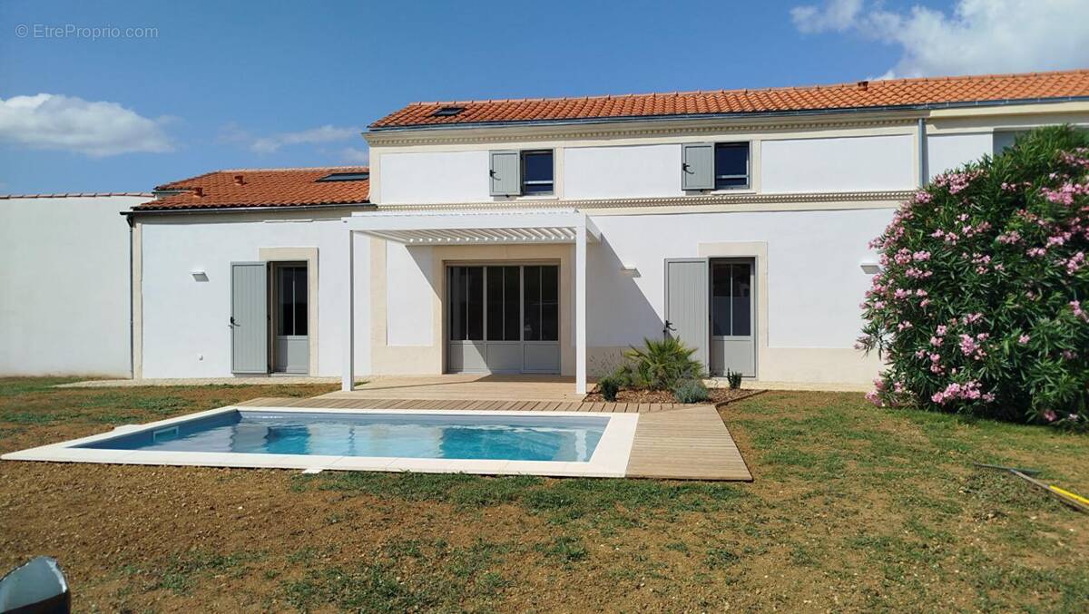 Maison à SAINT-LAURENT-DE-LA-PREE