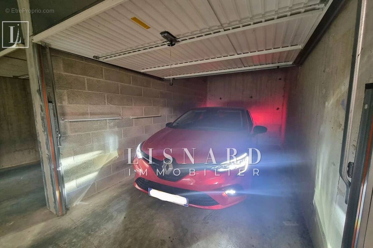 Parking à VALLAURIS