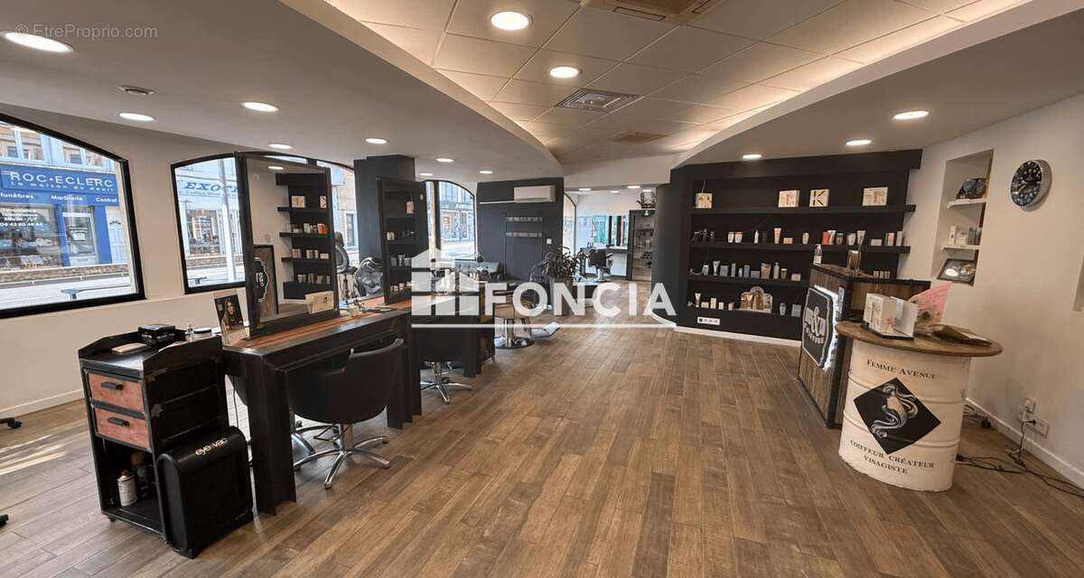 Martigues - Hôtel et coiffeur de 594 m² loué avec rendement attractif de 5,3% - photo 6