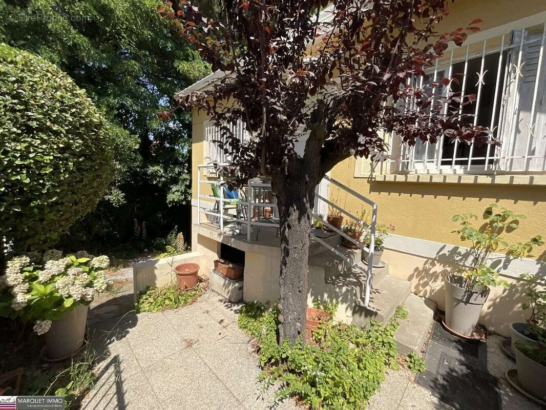 Découvrez cet ensemble immobilier composé de 2 villas indépendantes T6 de 179 m² et T3 de 59 m² en 4 faces sur 828 m² de terrain - photo 3