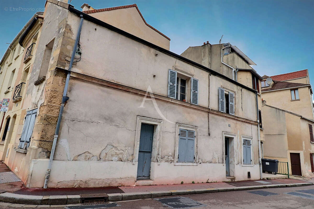 Vaste bâtisse de caractère début du XXème siècle Maisons Laffitte 10 pièce(s) 100 m2, cour intérieure, cave voutée ! - photo 2