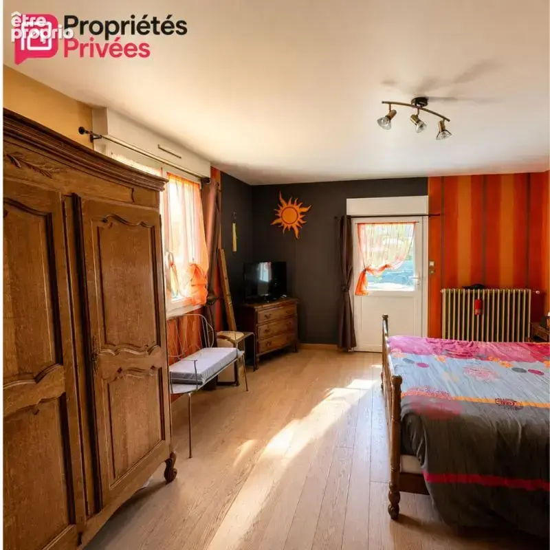 Maison de bourg rénovée de 130 m² avec jardin, véranda et deux garages ? Aucun travaux à prévoir ? Ambrières-les-Vallées 53300 e - photo 6