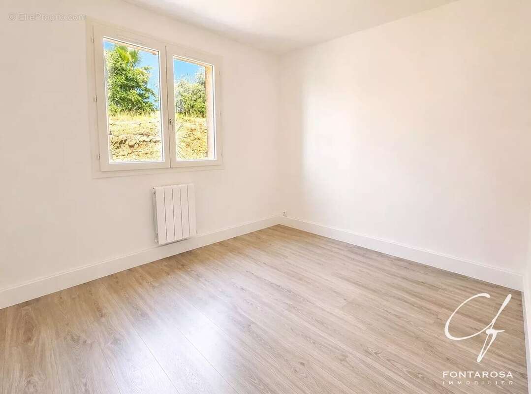 Fréjus – Quartier des Compassis  Maison rénovée de plain-pied avec mezzanine sur 1 811 m² de terrain - photo 11