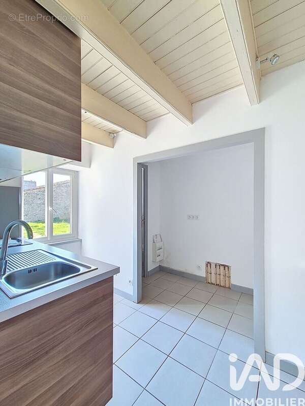 Maison 72 m² à Le Gue-D'allere  - photo 9