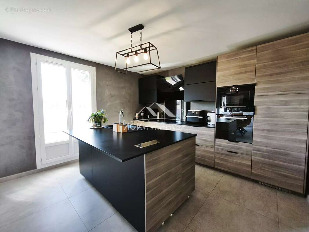Maison à SAINT-JULIEN-LES-ROSIERS