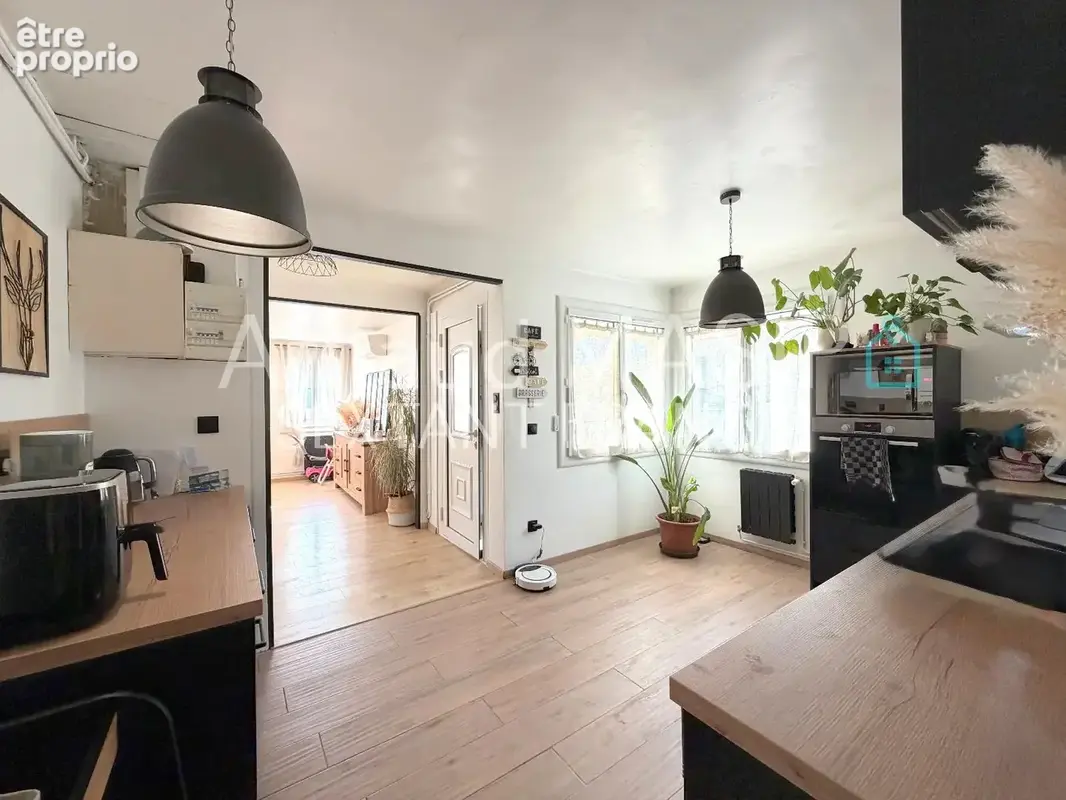 Pavillon de plain pied renove 95m² hab, jardin, terraces, garage, atelier, proche commodites - photo 4