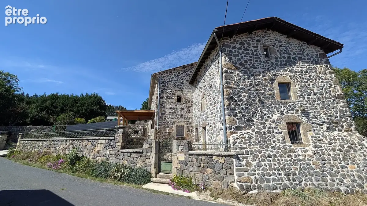 Photo Maison à Vernassal au prix de 249 000€