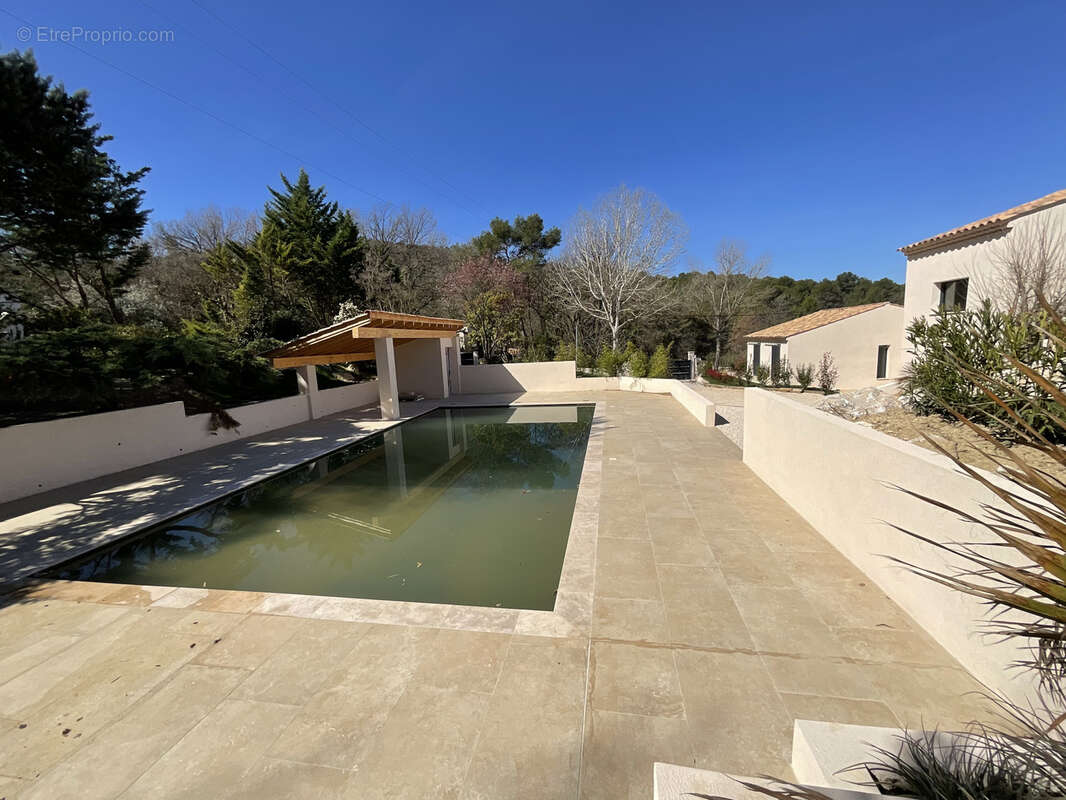 Maison à LE PUY-SAINTE-REPARADE