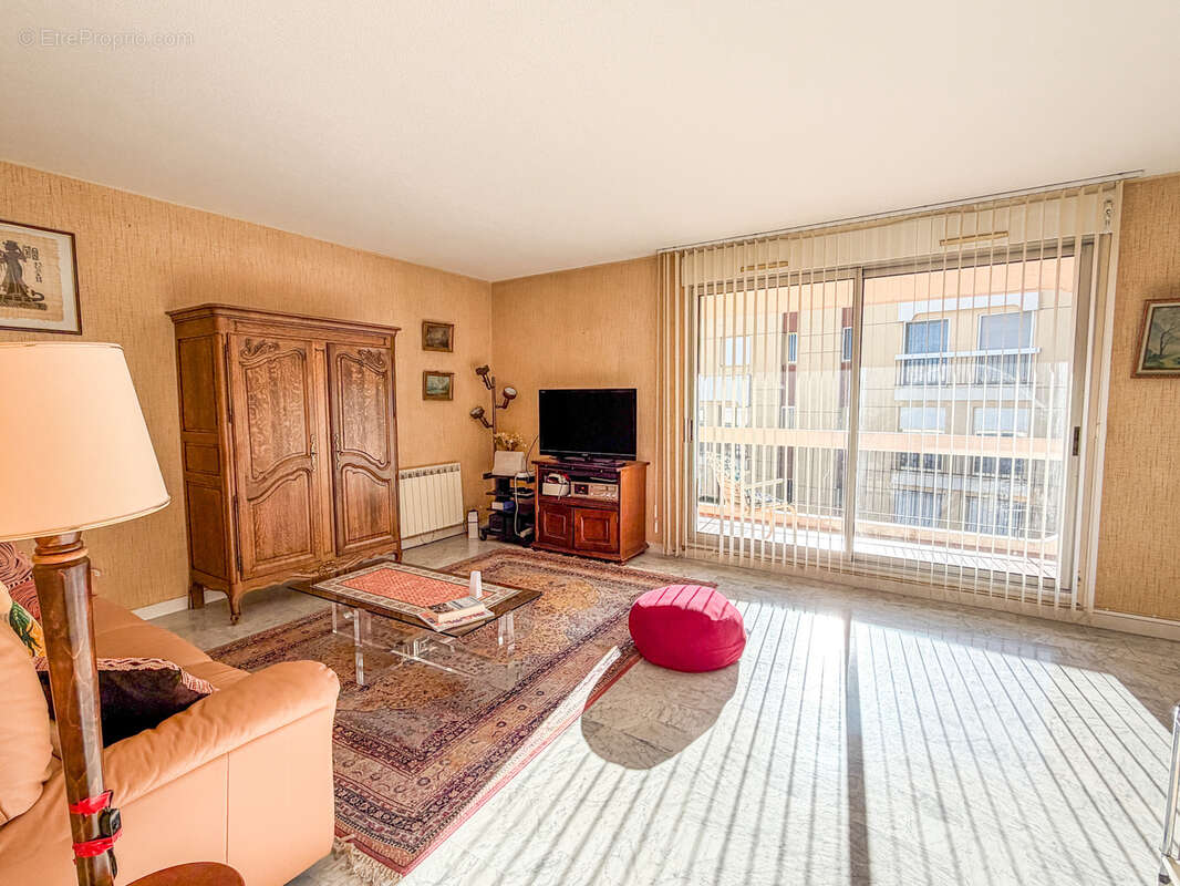 Appartement à SAINT-LAURENT-DU-VAR