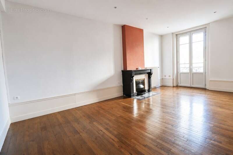 Appartement à LE CHAMBON-FEUGEROLLES