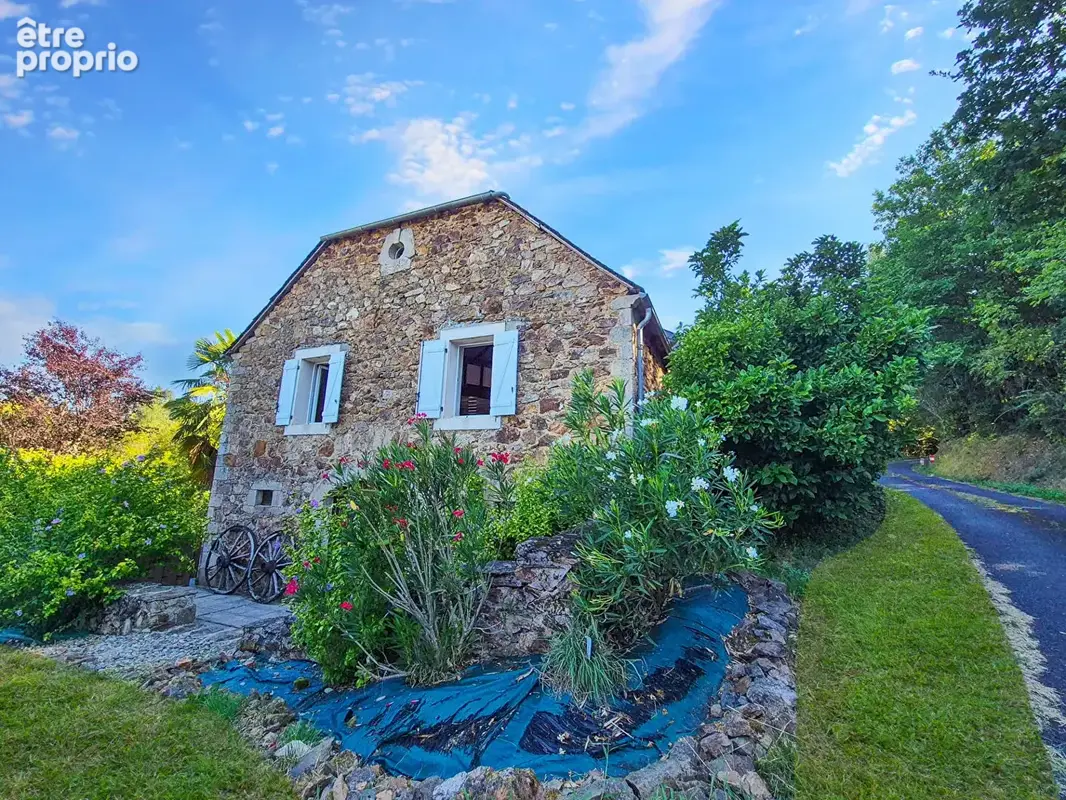 CORRÈZE. Près d'ARGENTAT. Magnifique grange en pierre réaménagée comprenant 6 chambres, un four à pain d'origine et un terrain d - photo 2