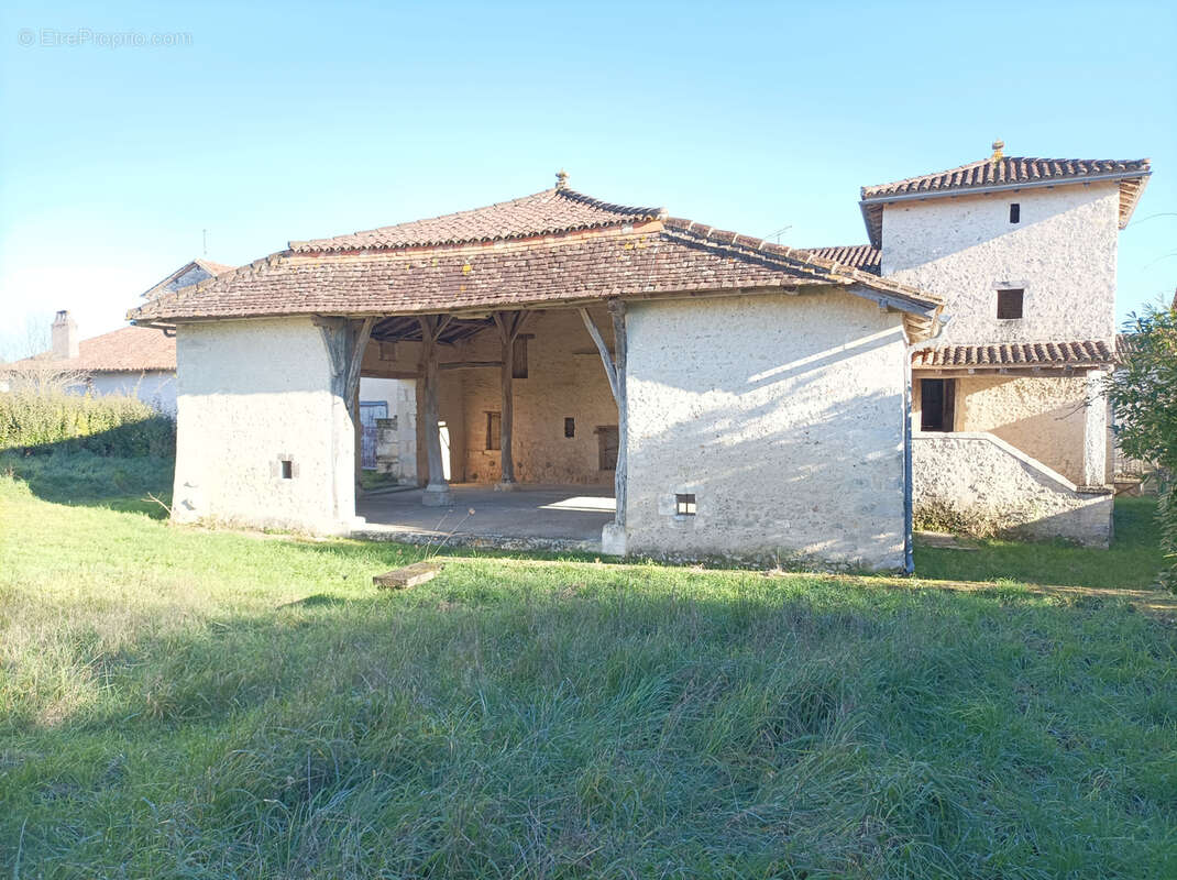 Maison à VILLEBOIS-LAVALETTE