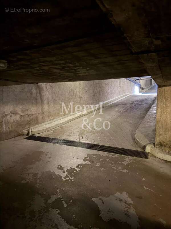 Parking à PARIS-11E