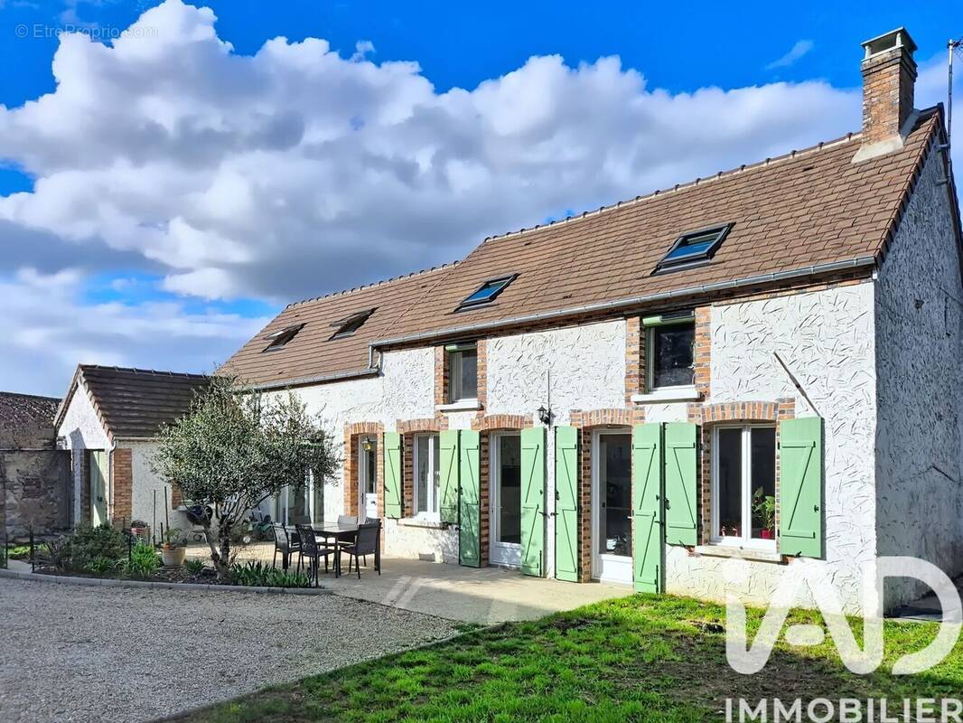 Photo 1 - Maison à VILLENEUVE-LA-GUYARD