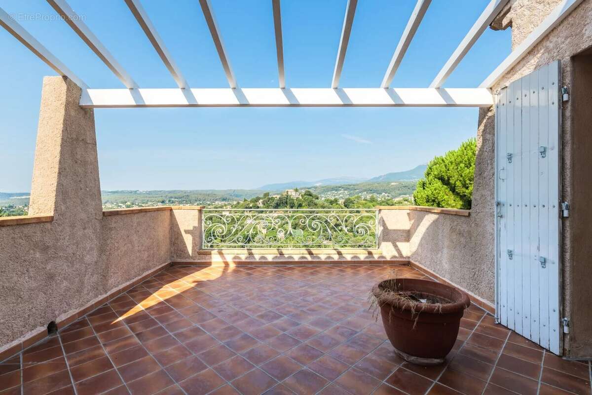 À vendre – Spacieuse villa familiale avec piscine à Saint-Paul de Vence - photo 23