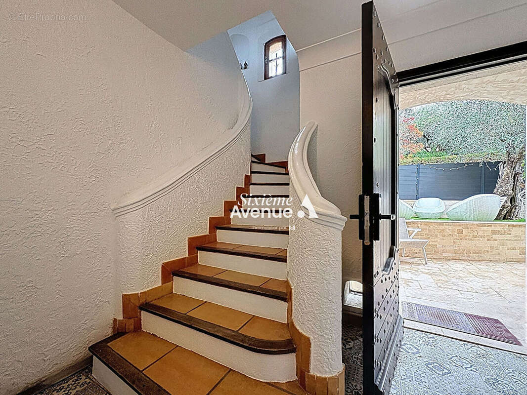 Maison mitoyenne d'un coté Grasse 5 pièces 111 m² avec extérieur, nombreux stationnements. - photo 12