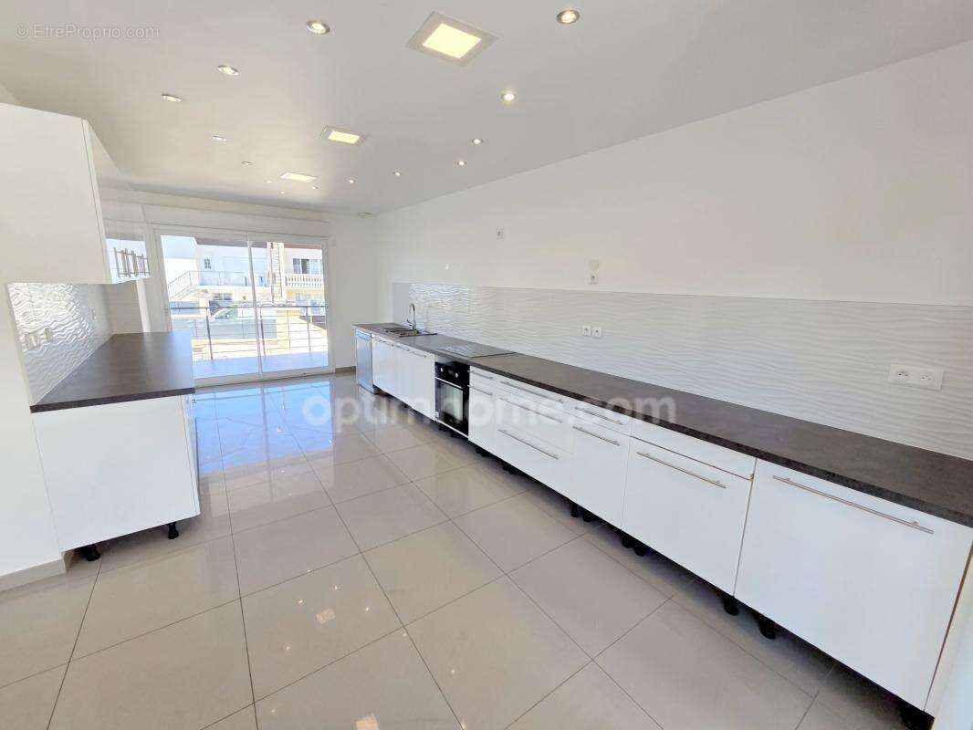 Sarcelles Village - Maison Contemporaine d'Exception - 204 m2 - 9 pièces / 5 Chambres - Prestations Haut de Gamme - Piscine et G - photo 4