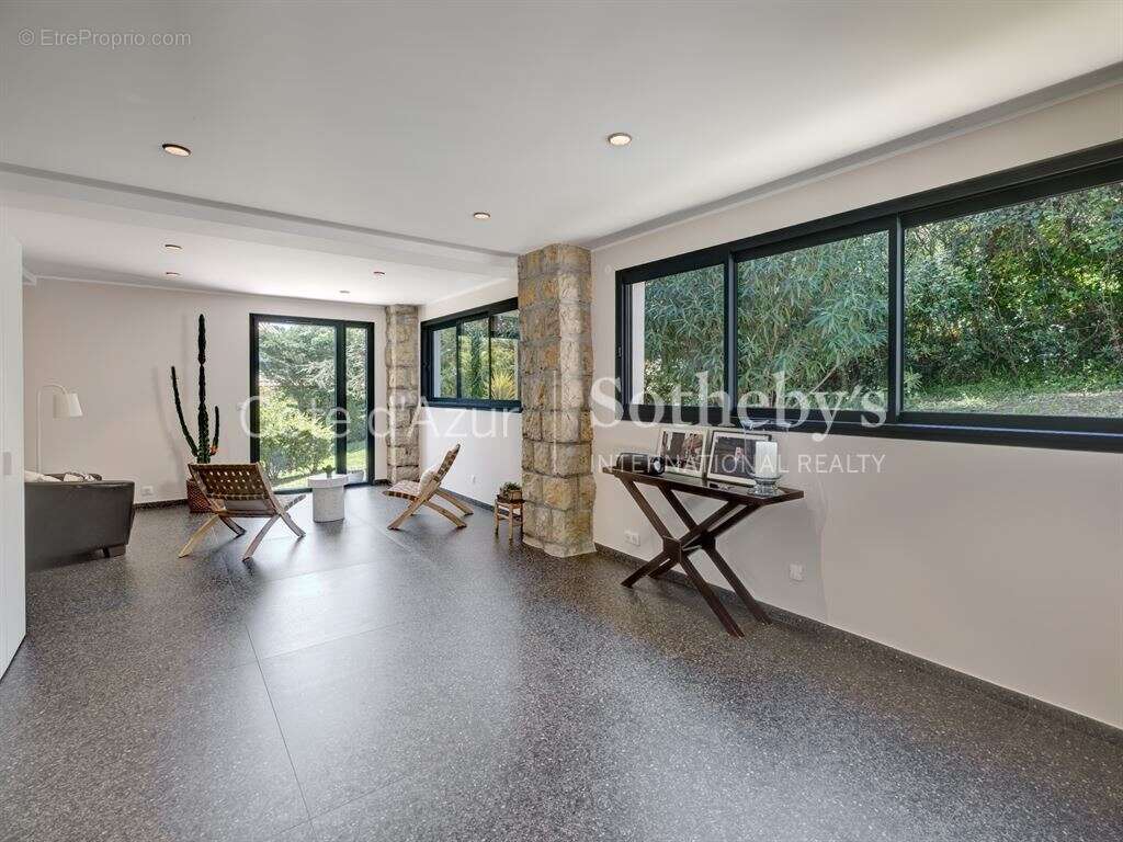 Maison à LA ROQUETTE-SUR-SIAGNE