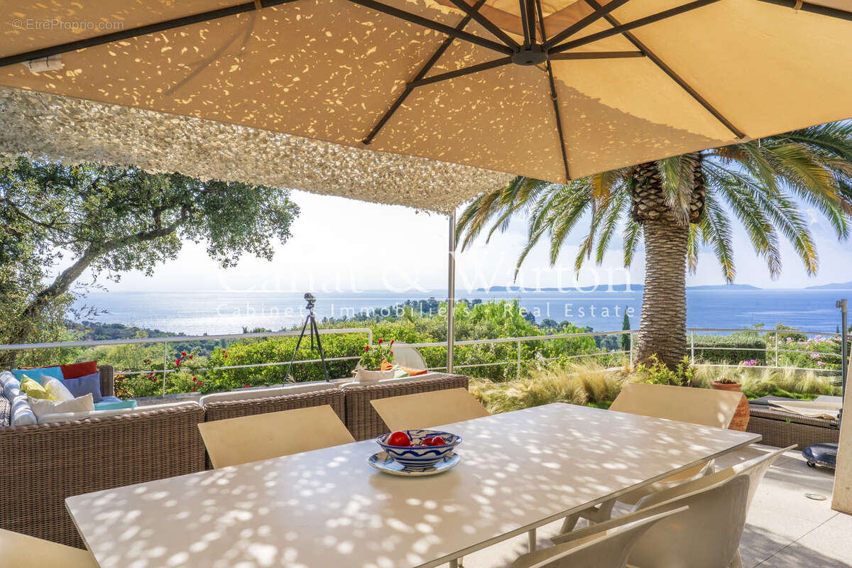 Village à pieds & proche plage du rayol: villa avec piscine et vue mer panoramique - photo 3