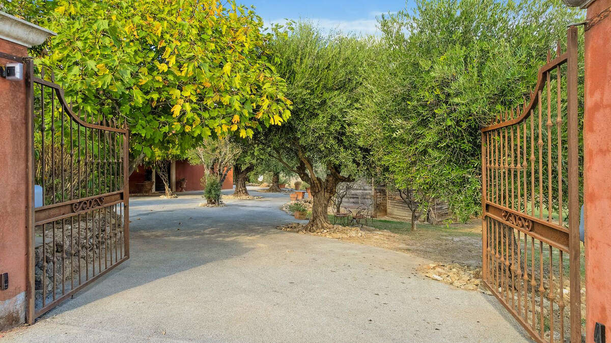 Maison à BAGNOLS-EN-FORET