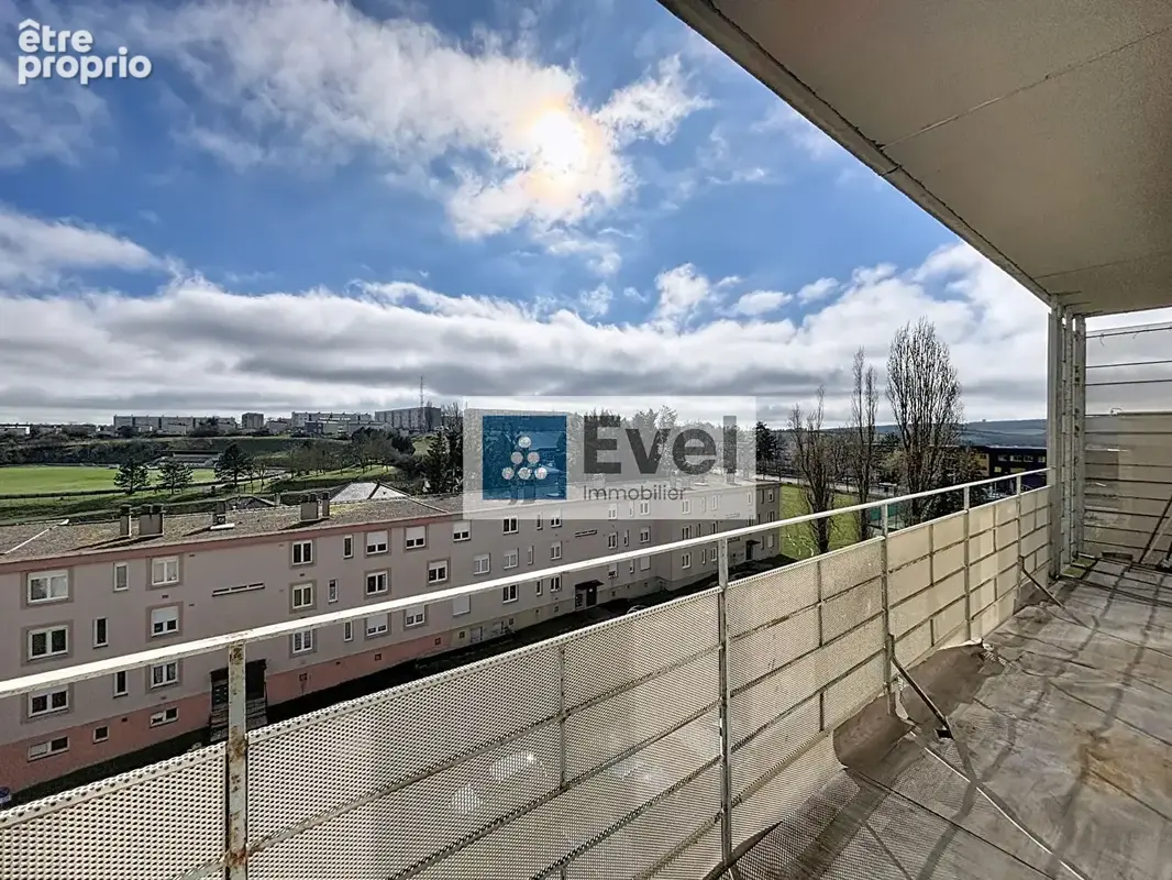 Dernier étage avec balcon ? Beau potentiel ! - photo 2