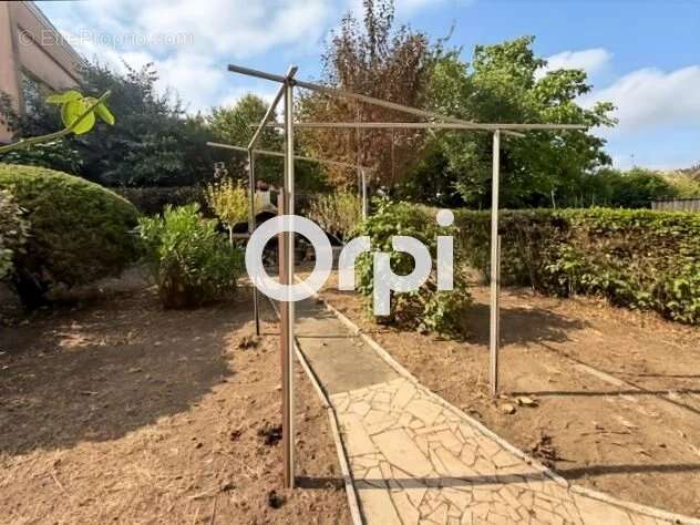 Maison avec jardin privatif et garage à rénover - photo 13