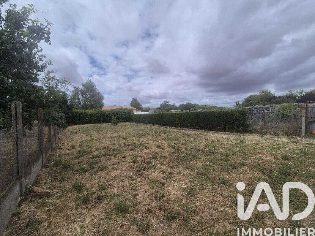 Terrain 663 m² à Sainte-Verge  - photo 2