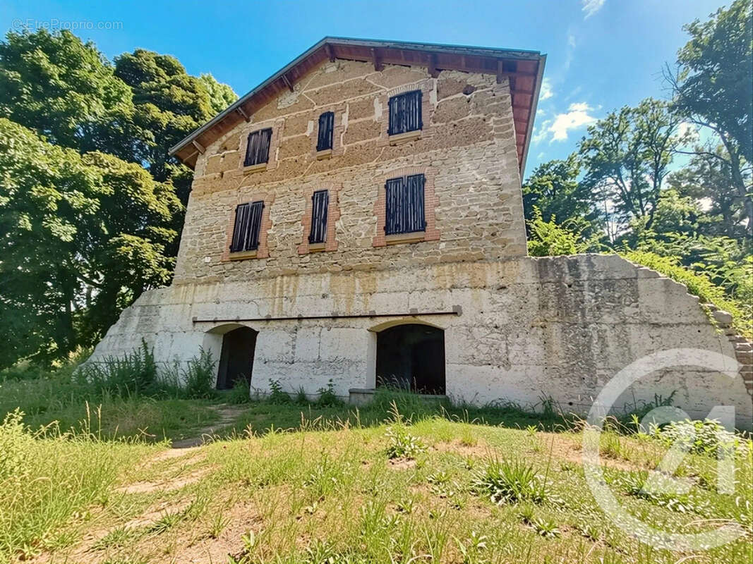 Maison à EYZIN-PINET