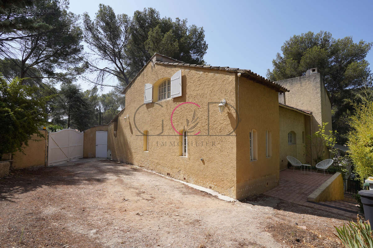 Maison à VENTABREN