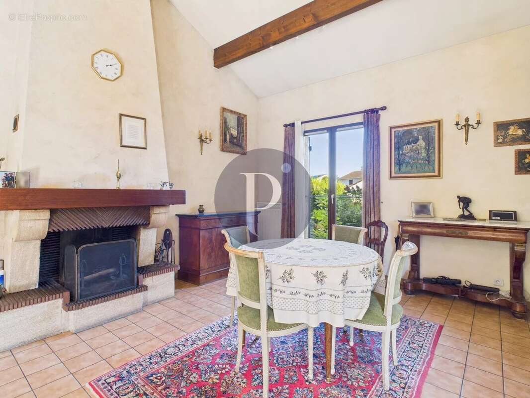 Maison à VERRIERES-LE-BUISSON