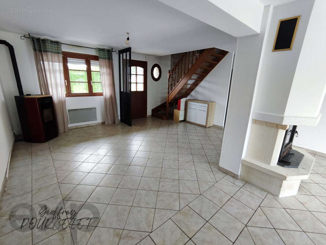 Entrée sur salon - Maison à VERTON