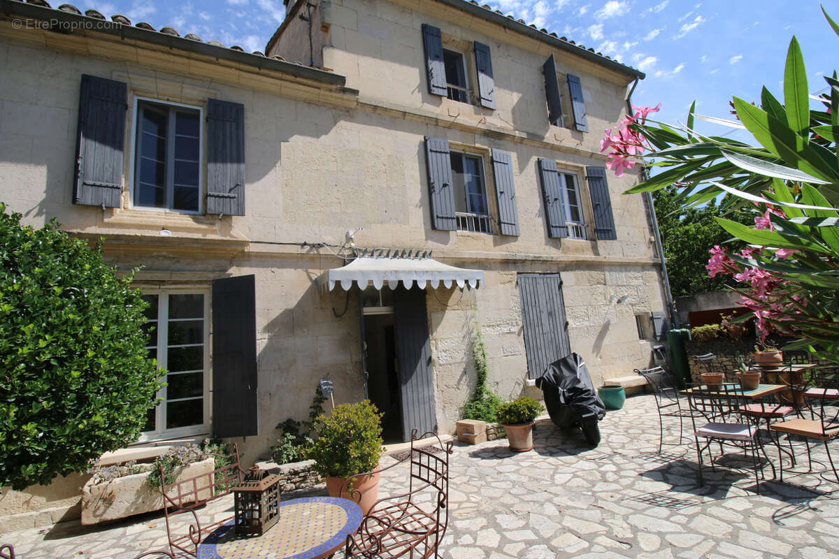 Maison de maître avec jardin, pisicine, parkings. - photo 5