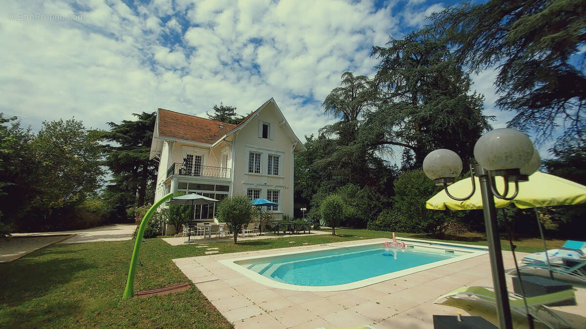 CHARMANTE PROPRIETE avec parc en plein centre de Bergerac - photo 2