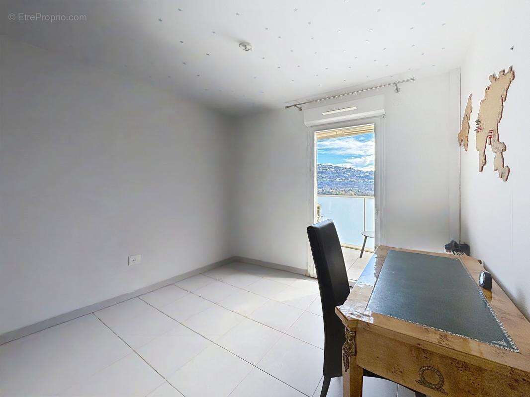 Appartement à SAINT-LAURENT-DU-VAR