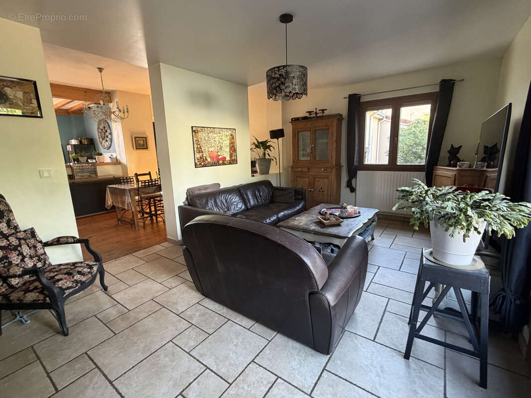 Maison familiale rénovée avec jardin - Le Chambon-Feugerolles - photo 12
