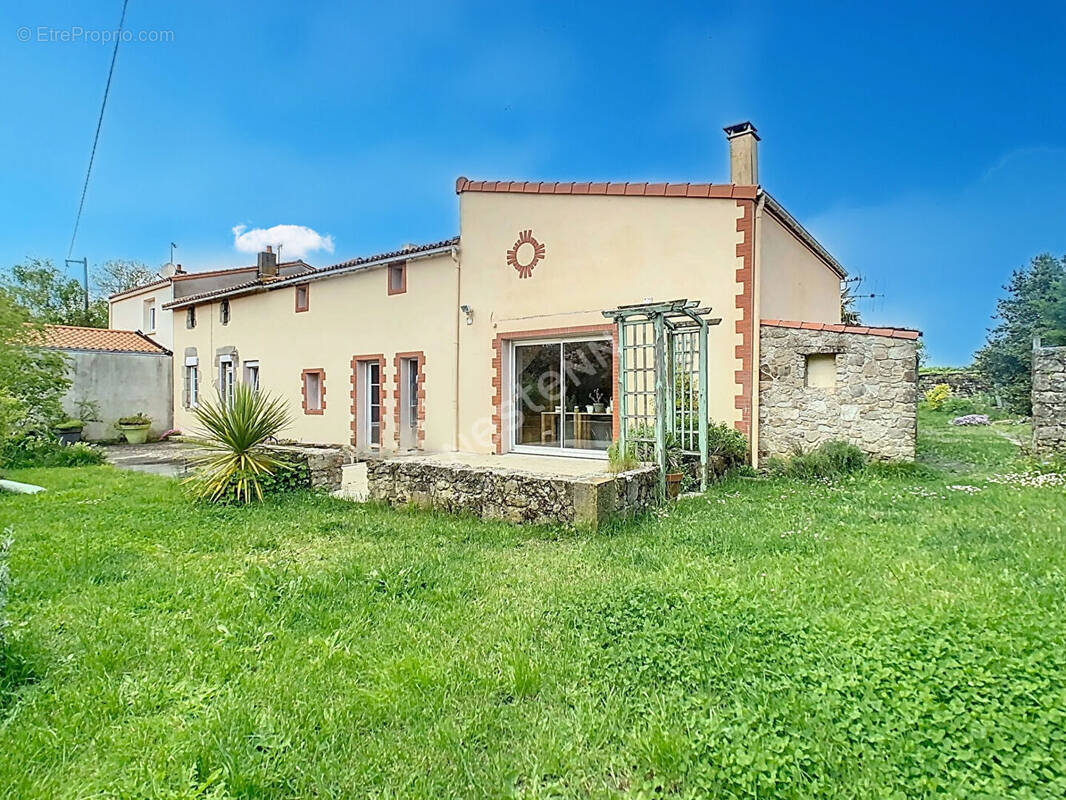 Maison à SAINT-MACAIRE-EN-MAUGES